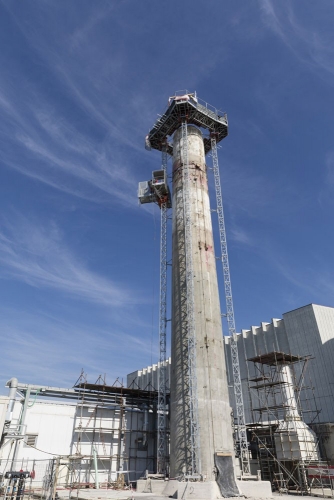 Déconstruction de la cheminée sur le chantier de démantèlement de la centrale nucléaire de Garigliano. | Philippe DUREUIL Photographie