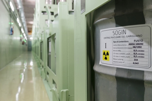 Entrepôt de stockage de barils de déchets radioactifs à la centrale nucléaire de Garigliano. | Philippe DUREUIL Photographie