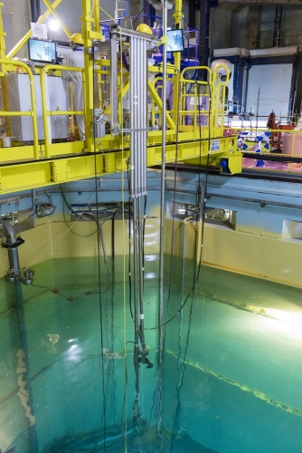 Découpe en piscine à l'aide d'un robot télécommandé d'éléments internes de la cuve réacteur à la centrale nucléaire de Chooz A. | Philippe DUREUIL Photographie