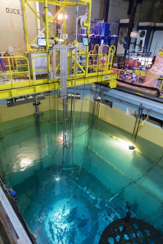 Opérateurs au travail, découpe sous l'eau d'éléments internes de la cuve à la centrale nucléaire en démantèlement de Chooz A. | Philippe DUREUIL Photographie