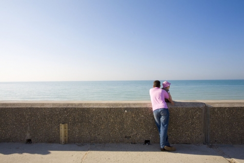 Un père et son enfant face à la mer. | Philippe DUREUIL Photographie