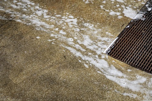 Évacuation des eaux usées par un siphon de sol. | Philippe DUREUIL Photographie