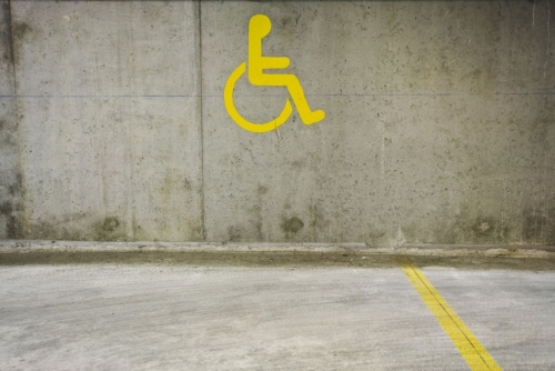 Place de parking réservé aux personnes à mobilité réduite. | Philippe DUREUIL Photographie