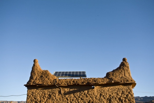 Panneau solaire au Maroc installés sur une construction en pisé. | Philippe DUREUIL Photographie