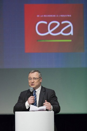 Reportage photographique événementiel pour une convention d'entreprise. Dirigeant à la tribune. Client : CEA. | Philippe DUREUIL Photographie