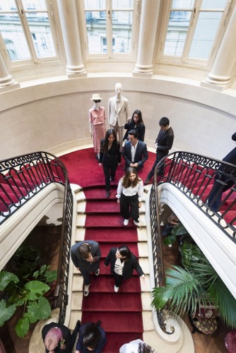 Étudiantes et étudiants en visite dans une boutique Gucci® à Paris. Client : Kering | Philippe DUREUIL Photographie