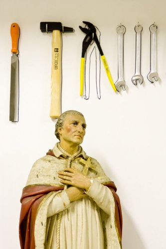 Statue religieuse dans un atelier de bricolage | Philippe DUREUIL Photographie