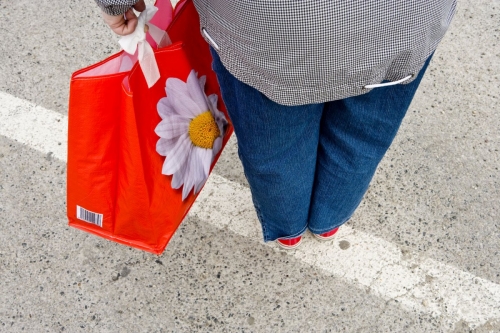 Femme avec un sac de course | Philippe DUREUIL Photographie