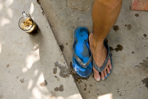 Un pied, 2 tongs et un café glacé | Philippe DUREUIL Photographie