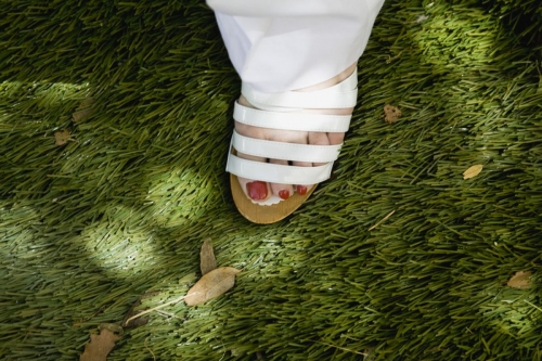 Pied aux ongles vernis en rouge dans une sandalette blanche | Philippe DUREUIL Photographie