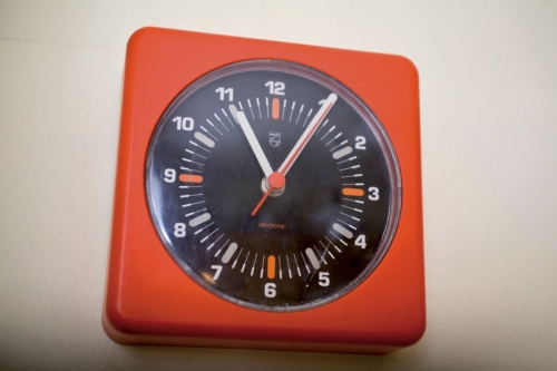 Pendule de cuisine en plastique vue en contre-plongée | Philippe DUREUIL Photographie