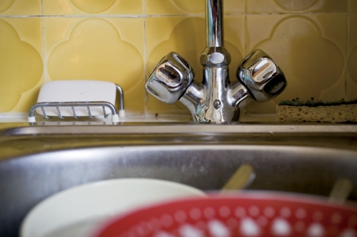 Vaisselle dans l'évier de la cuisine | Philippe DUREUIL Photographie