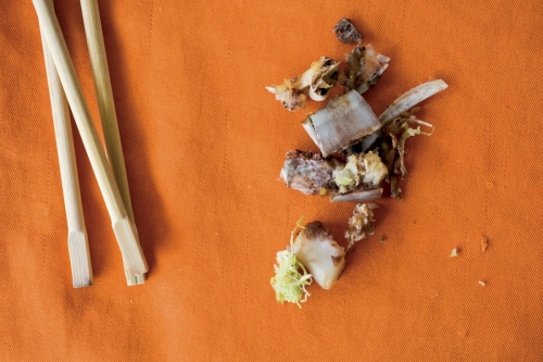 Os sur une nappe de couleur orange avec une paire de baguettes en bois | Philippe DUREUIL Photographie