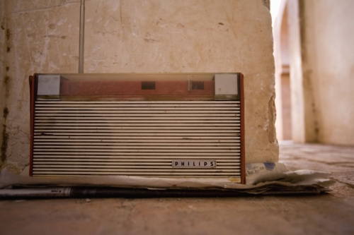 Vieux poste de radio posé sur le sol | Philippe DUREUIL Photographie
