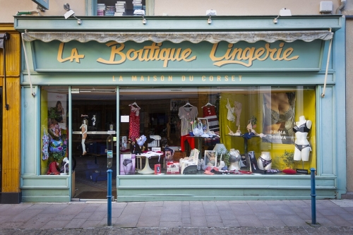 Vitrine d'une boutique de lingerie vintage en France | Philippe DUREUIL Photographie