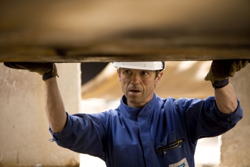 Photographie industrielle. Homme au travail sur le site de la société Naval Group à Brest. Assemblage du tripod de l'hydrolienne l'Arcouest. | Philippe DUREUIL Photographie