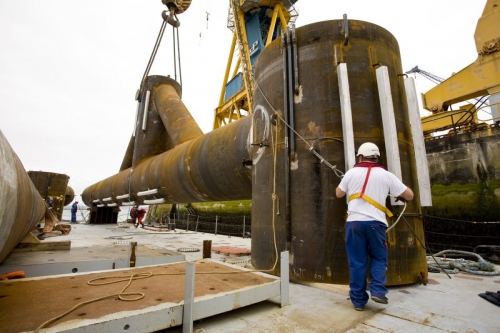 Assemblage du tripod de l'hydrolienne l'Arcouest du groupe EDF - Photographies de reportage réalisées sur le site de la société Naval Group à Brest. Agence Toma. | Philippe DUREUIL Photographie