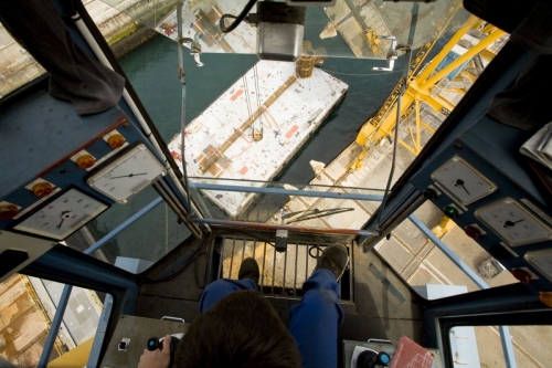 Chargement d'un élément du tripod de l'hydrolienne l'Arcouest du groupe EDF sur une barge. Photographies de reportage réalisées sur le site de la société Naval Group à Brest. Agence Toma. | Philippe DUREUIL Photographie