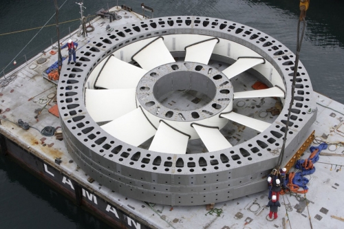 Chargement sur une barge de l'élément central de l'hydrolienne l'Arcouest. Photographie industrielle réalisée sur le site de Naval Group à Brest. | Philippe DUREUIL Photographie