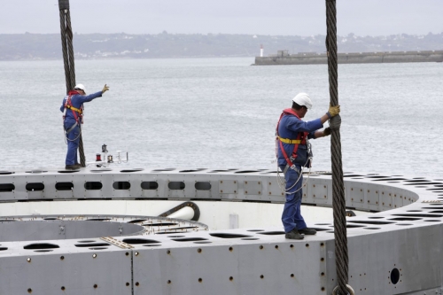 Chargement sur une barge de l'élément central de l'hydrolienne l'Arcouest. Photographie industrielle réalisée sur le site de Naval Group à Brest. | Philippe DUREUIL Photographie