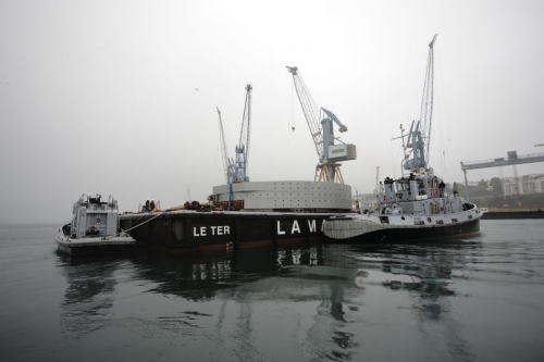 Chargement sur une barge de l'élément central de l'hydrolienne l'Arcouest. Photographie industrielle réalisée sur le site de Naval Group à Brest. | Philippe DUREUIL Photographie