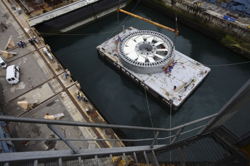 Chargement sur une barge de l'élément central de l'hydrolienne l'Arcouest. Photographie industrielle réalisée sur le site de Naval Group à Brest. | Philippe DUREUIL Photographie