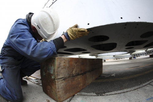 Homme au travail sur le site de la société Naval Group à Brest. Photographie industrielle réalisée sur le chantier de construction de l'hydrolienne l'Arcouest du groupe EDF. | Philippe DUREUIL Photographie