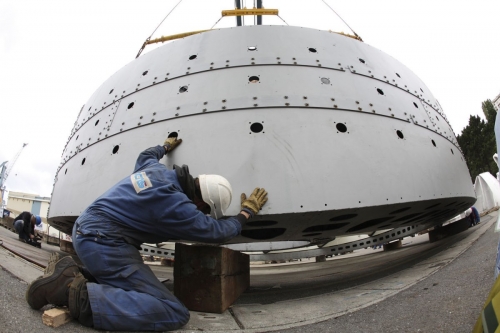 Hommes au travail sur le site de la société Naval Group à Brest. Reportage photographique industriel réalisée sur le chantier de construction de l'hydrolienne l'Arcouest du groupe EDF. | Philippe DUREUIL Photographie