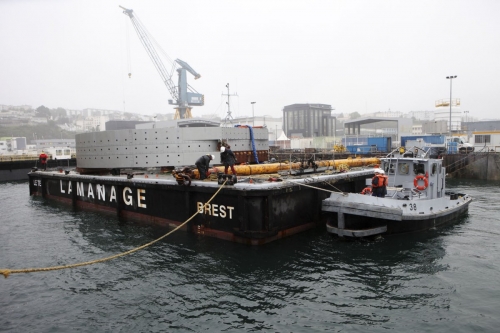 Chargement sur une barge de l'élément central de l'hydrolienne l'Arcouest. Photographie industrielle réalisée sur le site de Naval Group à Brest. | Philippe DUREUIL Photographie