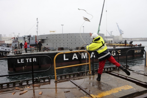 Chargement sur une barge de l'élément central de l'hydrolienne l'Arcouest. Photographie industrielle réalisée sur le site de Naval Group à Brest. | Philippe DUREUIL Photographie