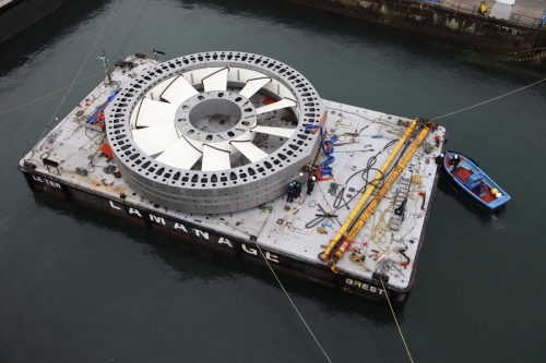 Chargement sur une barge de l'élément central de l'hydrolienne l'Arcouest. Photographie industrielle réalisée sur le site de Naval Group à Brest. | Philippe DUREUIL Photographie