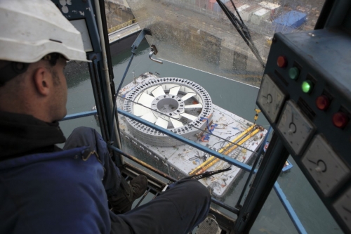 Chargement sur une barge de l'élément central de l'hydrolienne l'Arcouest. Photographie industrielle réalisée depuis une grue sur le site de Naval Group à Brest. | Philippe DUREUIL Photographie