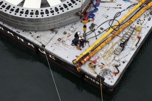 Chargement sur une barge de l'élément central de l'hydrolienne l'Arcouest. Photographie industrielle réalisée depuis une grue sur le site de Naval Group à Brest. | Philippe DUREUIL Photographie