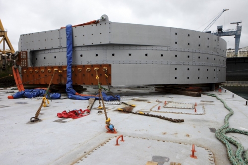 Chargement sur une barge de l'élément central de l'hydrolienne l'Arcouest. Photographie industrielle réalisée depuis une grue sur le site de Naval Group à Brest. | Philippe DUREUIL Photographie