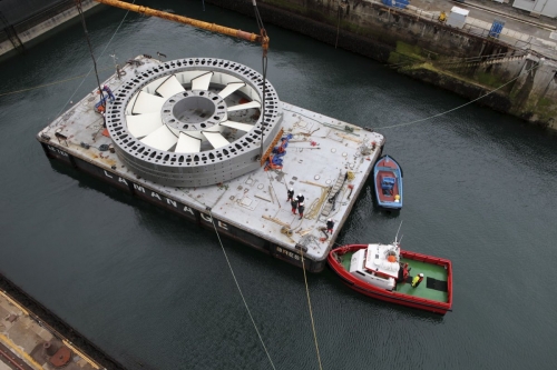 Chargement sur une barge de l'élément central de l'hydrolienne l'Arcouest. Photographie industrielle réalisée depuis une grue sur le site de Naval Group à Brest. | Philippe DUREUIL Photographie