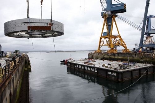 Chargement sur une barge de l'élément central de l'hydrolienne l'Arcouest. Photographie industrielle réalisée depuis une grue sur le site de Naval Group à Brest. | Philippe DUREUIL Photographie