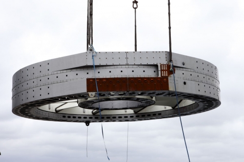 Chargement sur une barge de l'élément central de l'hydrolienne l'Arcouest. Photographie industrielle réalisée depuis une grue sur le site de Naval Group à Brest. | Philippe DUREUIL Photographie