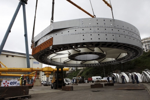 Chargement sur une barge de l'élément central de l'hydrolienne l'Arcouest. Photographie industrielle réalisée depuis une grue sur le site de Naval Group à Brest. | Philippe DUREUIL Photographie