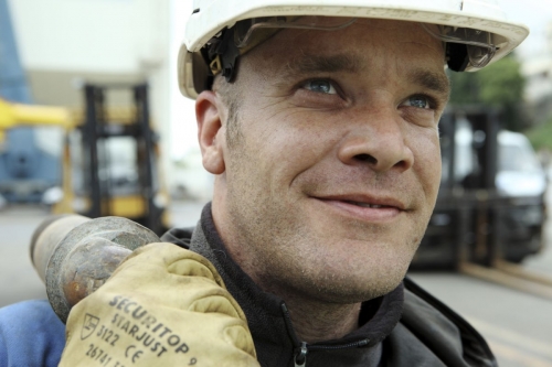 Photographie de portrait d'un homme au travail réalisée sur le site de Naval Group à Brest. | Philippe DUREUIL Photographie