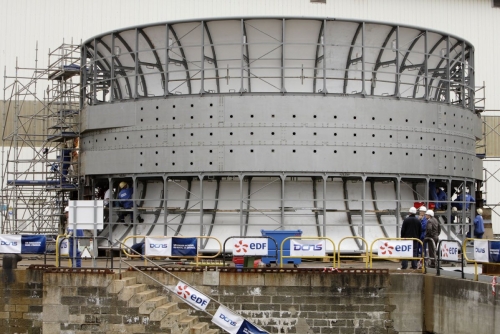 Hommes au travail et visite de chantier sur le site de la société Naval Group à Brest. Reportage photographique industriel réalisée sur la construction de l'hydrolienne l'Arcouest du groupe EDF. | Philippe DUREUIL Photographie