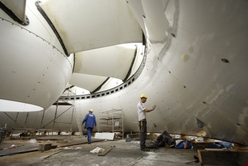 Hommes au travail sur le site de la société Naval Group à Brest. Reportage photographique industriel réalisée sur le chantier de construction de l'hydrolienne l'Arcouest du groupe EDF. | Philippe DUREUIL Photographie