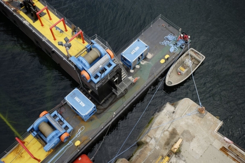 Préparation de la barge pour recevoir l'élément central de l'hydrolienne l'Arcouest. Photographie industrielle réalisée depuis une grue sur le site de Naval Group à Brest. | Philippe DUREUIL Photographie