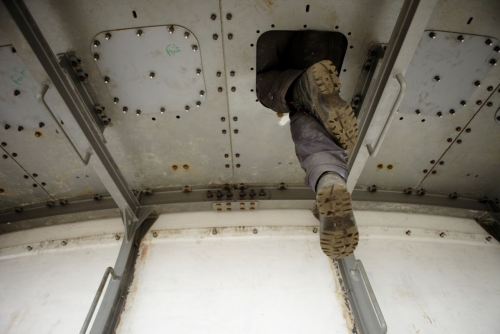 Jambes d'un homme au travail sur le site de la société Naval Group à Brest. | Philippe DUREUIL Photographie