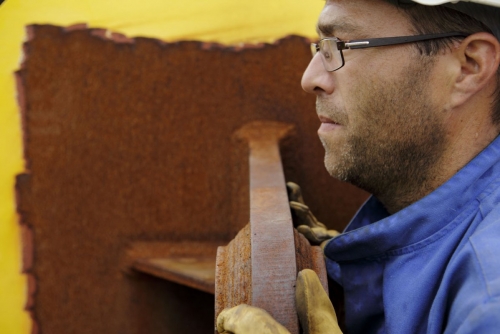 Portrait d'un homme au travail sur le site de la société Naval Group à Brest. | Philippe DUREUIL Photographie