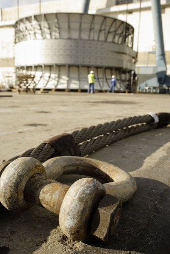 Hommes au travail sur le site de la société Naval Group à Brest. | Philippe DUREUIL Photographie