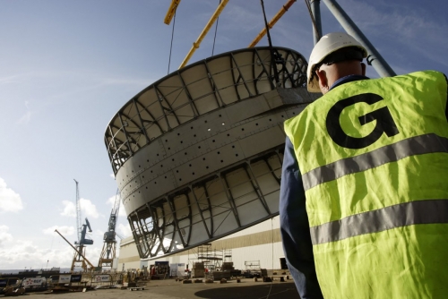 Hommes au travail sur le site de la société Naval Group à Brest. | Philippe DUREUIL Photographie