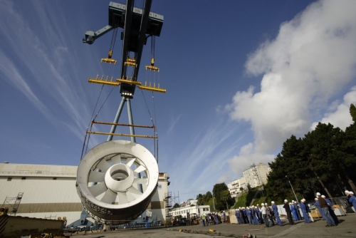 Hommes au travail sur le site de la société Naval Group à Brest. | Philippe DUREUIL Photographie