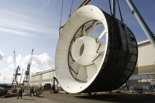 Hommes au travail sur le site de la société Naval Group à Brest. Levage et déplacement de l'hydrolienne l'Arcouest sur le site de la société Naval Group à Brest. | Philippe DUREUIL Photographie