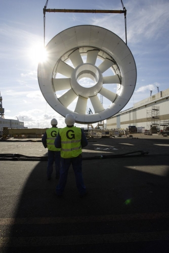 Hommes au travail sur le site de la société Naval Group à Brest. Levage et déplacement de l'hydrolienne l'Arcouest. | Philippe DUREUIL Photographie