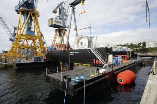 Chargement de l'hydrolienne l'Arcouest sur une barge à laide d'une grue. Préparation pour les essais en mer. Site de la société Naval Group à Brest. | Philippe DUREUIL Photographie